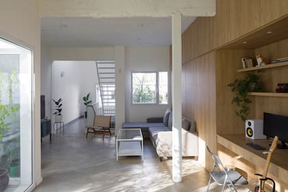 En este espacio, hay una viga preexistente que sobresale de la losa unos 70 centímetros y atraviesa el muro equipado.