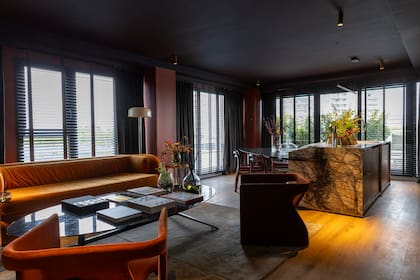 En este espacio, los colores funcionan como organizadores de los ambientes. El área social —ajena a lo íntimo— se define por el terracota (S071-5), mientras que, en los sectores más privados, como la suite y el TV room, predomina el tono chocolate (D156-1).