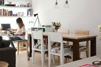 En este espacio se dispuso la mesa cerca del escritorio, así las sillas pueden moverse para ser utilizadas en ambas áreas