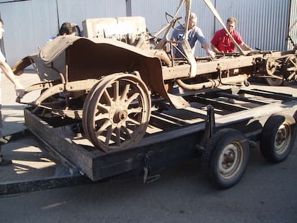 En este estado de ruinas estaba el Gobron Brillie cuando Crova y su equipo lo tomaron.