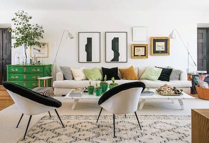 En este living donde predominan los neutros, se destaca de inmediato la cómoda verde brillante usada a modo de mesa de apoyo junto al sillón. 