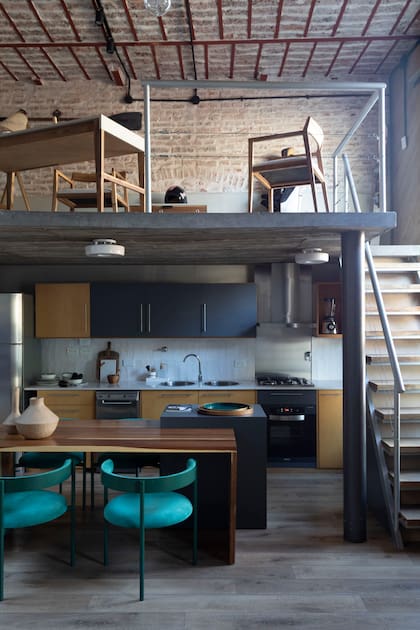 En este loft de Palermo, la arquitecta Silvia Soqueff creó un entrepiso para ubicar un escritorio