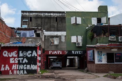 En este monoblock de Barrio Municipal, una de las zonas mas conflictivas de Rosario, vivía "Pimpi" Caminos, el jefe de la barra de Newell's ultimado en 2010 y vinculado con el narcotráfico.