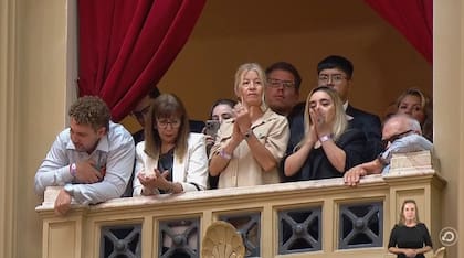 En este palco hay más dirigentes que responden a Sebastián Pareja