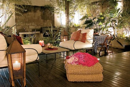 En este patio se puso un deck de madera para sumar calidez. La iluminación juega un rol central: dicros embutidas y artefactos de piso otorgan intimidad al espacio