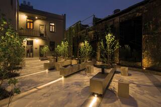 Cómo iluminar el jardín: consejos de expertos para cuando cae la noche