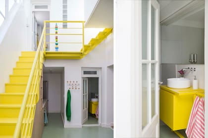 En este PH, el estudio Trama actualizó la tradicional alfombra y el bañito del piso intermedio con un amarillo bien potente.