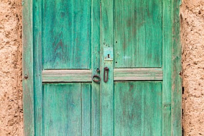 En este pueblo, como en otros de la Puna, las puertas suelen ser de colores y en madera de cardón.