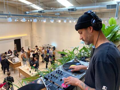 “En este rubro, encontré que Buenos Aires presenta mucha oferta, ya sea free lance, trabajando para alguna compañía o algún restaurante”, dice Eliseo, quien aparte de chef es productor musical y artista visual.