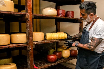 En este sótano antiguamente tenían más de cien góndolas de madera colmadas de quesos. Papá los iba rotando, cuenta Alejandro.