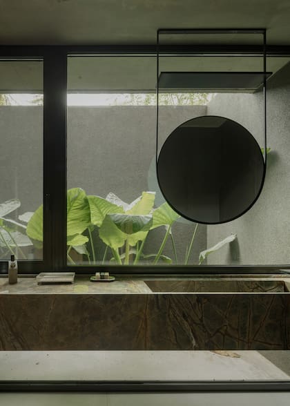 En este toilette, se colocó un gran espejo suspendido que suma carácter y armonía al ambiente. La mesada se resolvió con una bacha armada de Dekton.