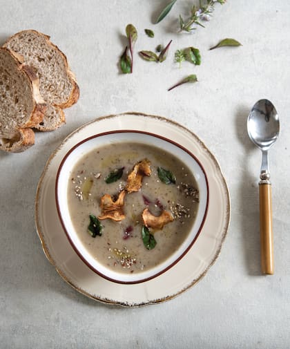 En este velouté de topinambur, los chips -también de topinambur- realzan el sabor y le dan un aspecto diferente al plato.