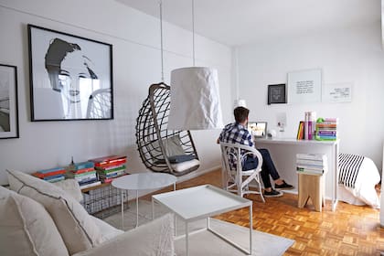 En estos 41 m2 se incluyeron pocos objetos, se usó la paleta de los blancos y negros y se ubicó el escritorio en el lugar ideal para disimular la cama. FOTO: gentileza Magalí Saberian / Revista Living