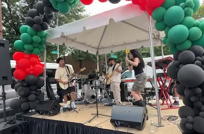 En estos eventos también se pueden encontrar pequeños escenarios con bandas en vivo
