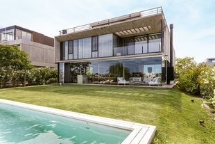 En Estudio Gambotto se encargaron de pensar el paisajismo y seleccionar las especies que bordean el terreno, sin recurrir a otros especialistas.