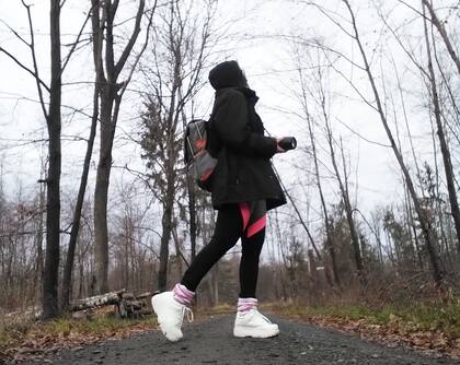 En Europa, Adriana disfruta mucho de los paseos en la naturaleza.