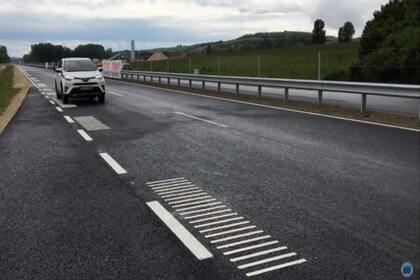 En Europa y Asia son varios los países que asfaltan varios tramos de las autopistas como una forma diferente de alertar al conductor y prevenir accidentes. Fuente: Daily News Hungary