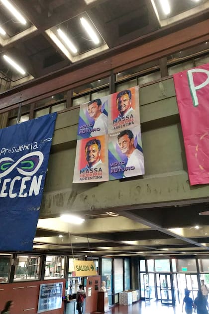 En Exactas, mayoritariamente los carteles políticos están dedicados a Massa y a la búsqueda del voto para el candidato kirchnerista