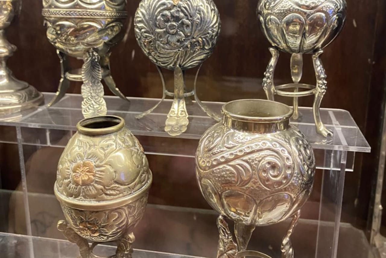 Exhibición de mates y bombillas en el museo