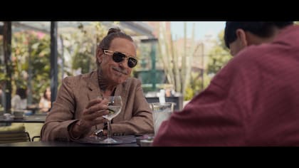 En "Experiencia enriquecedora", otra de las viñetas de la película de Cohn y Duprat, el actor es un empresario cripto que lava culpas a través de la solidaridad. El otro personaje en pantalla es interpretado por el cantante Milo J