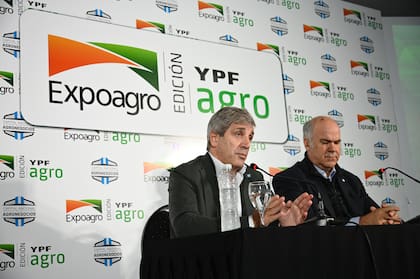 En Expoagro, Caputo junto al secretario de Agricultura, Sergio Iraeta