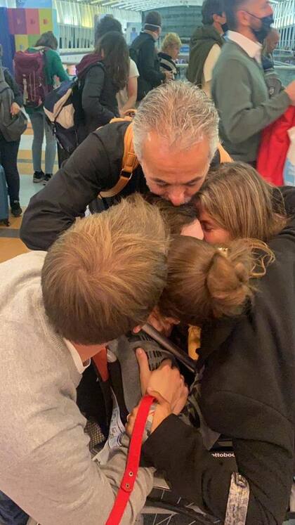En Ezeiza, el día en que se fueron de la Argentina: los abrazos y las lágrimas los atravesaron en ese difícil momento