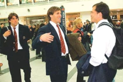 Felipe Contepomi (derecha) y Gonzalo Quesada cuando eran compañeros en los Pumas; el coach ya vivió las dificultades que se le presentan hoy, pero como jugador