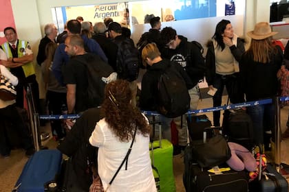 En Ezeiza, los pasajeros se agolpan frente a la oficina de ventas de Aerolíneas Argentinas para conocer cuándo podrán volar