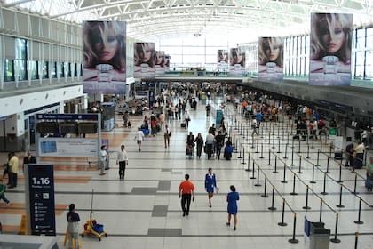 En Ezeiza ya se habillitaron las puertas biométricas para hacer migración.