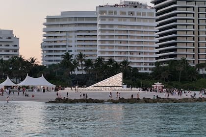 En Faena Beach, el argentino sorprendió a todos con esta experiencia donde los visitantes toman asiento en una mesa de lectura de dos anillos: un círculo exterior estático y un círculo interior que rota junto con la escultura, permitiendo que, con cada giro, los lectores se encuentren con un nuevo pasaje y una nueva persona frente a ellos