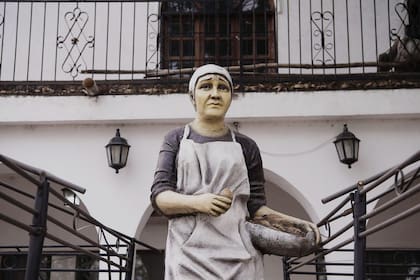 En Famaillá, capital nacional de la empanada, se hace una escultura a cada campeona de la empanada y se la ubica en algún atractivo turístico