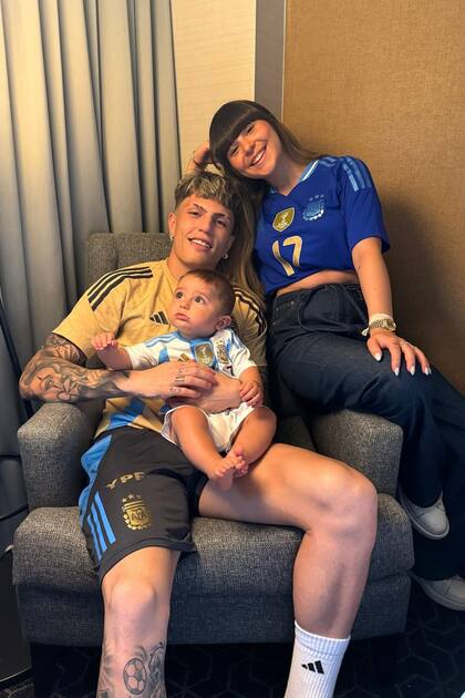 En familia. Alejandro Garnacho junto a su pareja y su bebé, todos lookeados con la indumentaria del equipo argentino.