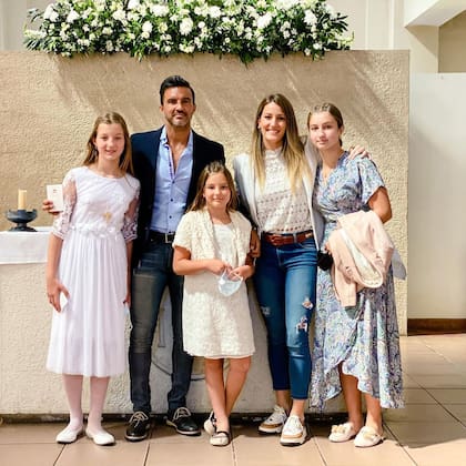 En familia: Allegra Cubero junto a su padre Fabián Cubero, sus hermanas Indiana y Sienna y Micaela Viciconte