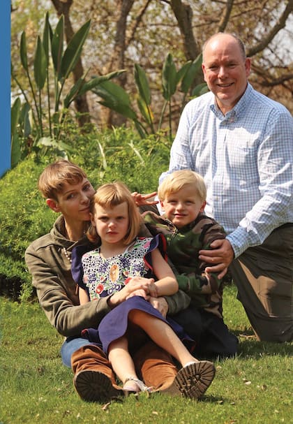 En familia, Charlene junto al príncipe Alberto y los mellizos Jacques y Gabriella. “Estoy muy emocionada de tener a mi familia de vuelta conmigo”, contó