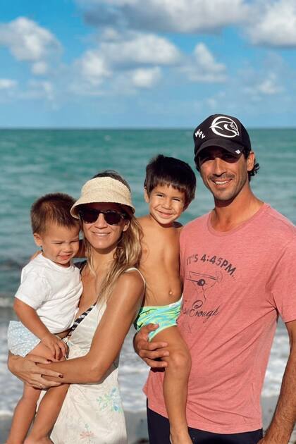 En familia, con Lorenzo y Facundo. Hoy, Rosario espera su tercer hijo