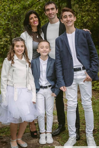 En familia. Con Soledad, su mujer, y sus hijos Agustín (12), Narela (9) y Lisandro (7).