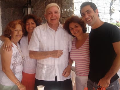 En familia. De izquierda a derecha: Leonor “Lita” Rosio, Viviana, Alejandro Romay, Mirta y Diego
