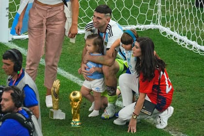 En familia: Dibu Martínez posa junto con su pareja Mandinha y sus hijos Santi y Ava, con la copa del mundo y el trofeo al Mejor Arquero del Mundo en el arco de la definición por penales