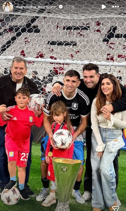 En familia: el Dibu junto a sus seres queridos tras el salir campeón