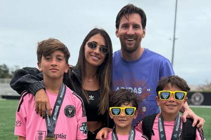 En familia en Miami: Leo con Antonela, Thiago, Ciro y Mateo