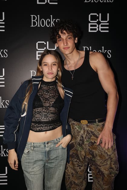 ¡En familia! India y Bautista Ortega posaron para los fotógrafos en su llegada al after party