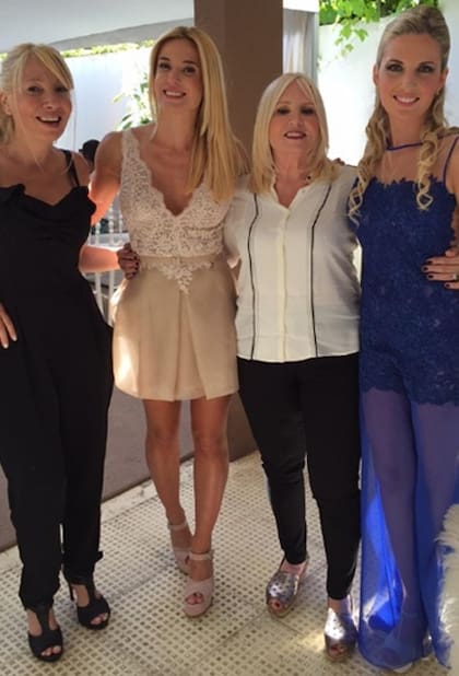 En familia. Jésica Cirio, con su hermana, su mamá y la celestina de su romance