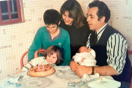 En familia, junto a su ex mujer Marcela y sus tres herederos hace 32 años.