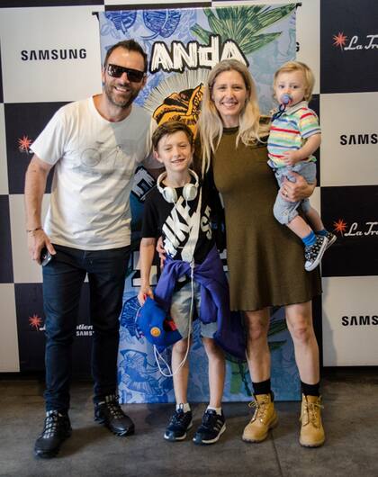 En familia. Kevin Johansen disfrutó junto a los suyos de la banda de música para chicos Anda Calabaza
