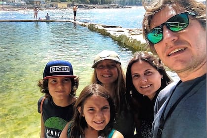 En familia. Los chicos y cada uno de los adultos con su pasión: el surf y la fotografía siempre los acompañan en los viajes.