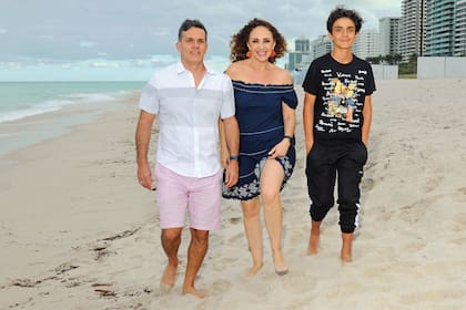 En familia. Sabrina posa en la playa de Miami Beach con su marido, el arquitecto Felipe Alvarado, y su hijo Tiago.