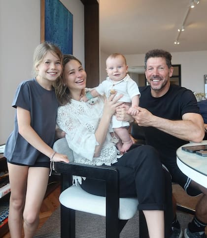 En familia: Simeone, Pereyra, su hija y Faustino