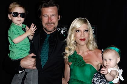 En familia. Tori Spelling junto a su esposo, Dean McDermott, y dos de sus hijos, Liam y Stell, en una presentación de un libro que escribió la actriz, en Beverly Hills, en 2020