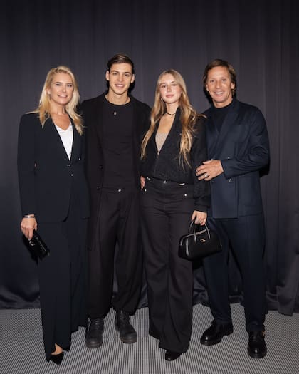 En familia. Valeria, Benicio, Taina y Alejandro, los Gravier Mazza en la Semana de la Moda de Milan