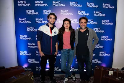 En familia: Vicentico y Valeria Bertuccelli, acompañados de su hijo Florián.